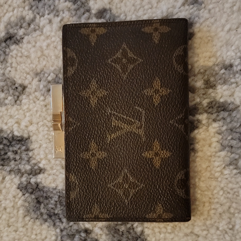 Louis Vuitton kissing lock